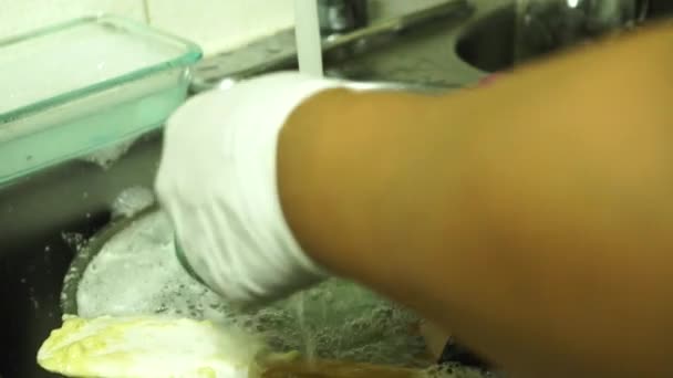 흐르는 세면대에서 설거지하는 — 비디오