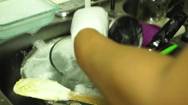 Casalinga Lavare Piatti Nel Lavandino Sotto Acqua Corrente — Video Stock