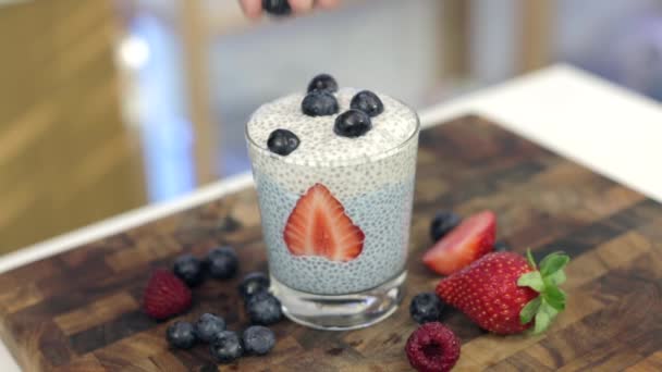 Decorare Parte Superiore Del Pudding Sano Chia Bicchiere Bella Spirulina — Video Stock