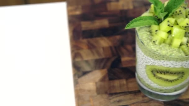 Kiwi Matcha Chia Budincă Făcută Lapte Nucă Cocos Tigaie Lentă — Videoclip de stoc