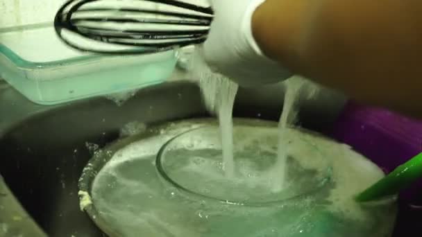 Πλένει Πιάτα Στο Νεροχύτη Κάτω Από Τρεχούμενο Νερό Συμβάλλοντας Στην — Αρχείο Βίντεο