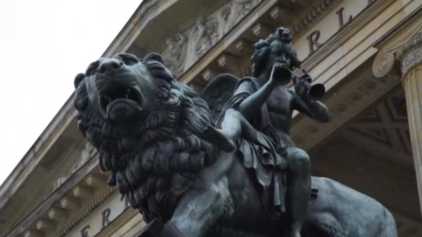 Leeuw Standbeeld Buiten Schot Van Konzert Concertgebouw Berlijn Duitsland — Stockvideo