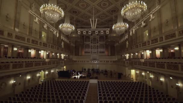 Interieur Brede Opname Van Konzert Concertgebouw Met Mooie Kroonluchter Berlijn — Stockvideo