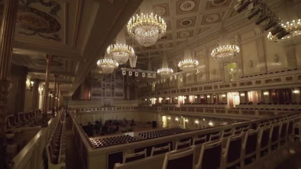 Interieur Brede Opname Van Concertgebouw Met Mooie Kroonluchter Berlijn Duitsland — Stockvideo