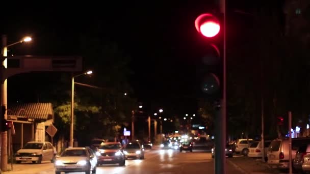 Autos Halten Einem Stoppschild Und Warten Darauf Grün Werden Damit — Stockvideo