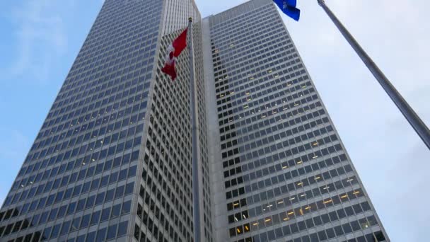 Plano Ángulo Bajo Torre Rascacielos Place Ville Marie Montreal Bandera — Vídeo de stock