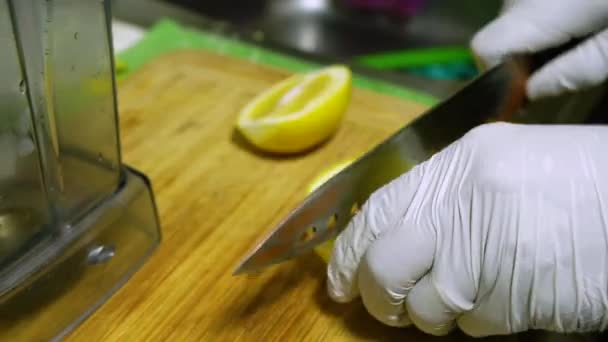 Eine Person Mit Weißen Handschuhen Schneidet Eine Zitrone Auf Einem — Stockvideo