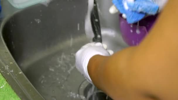 Человек Перчатках Делает Домашнюю Работу Мыть Грязную Посуду Проточной Водой — стоковое видео