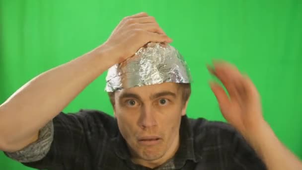 Tin Foil Hat Paranoid Kifejezések Középső Lövés Choma Key Fiatal — Stock videók