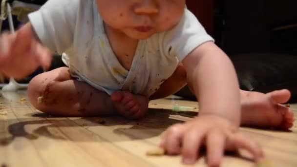 Милый Мальчик Испачканный Шоколадным Печеньем Снимок Малыша Собирающего Крошки Печенья — стоковое видео