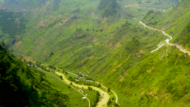 越南丛林峡谷中黄色泥泞河流的无人机画面 在越南北部的下江省 骑摩托车穿越马皮岭的空中风景 — 图库视频影像