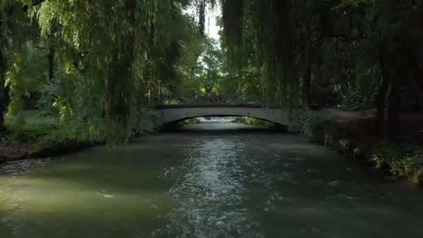 Водоспади Англійському Саду Мюнхен Німеччина Повітряний Дрон Над Річкою Ізар — стокове відео