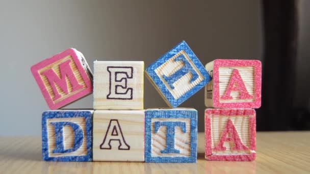 Metadata Vzdělávací Hračky Kostky Písmeny Složené Dohromady Aby Slovo Metadata — Stock video