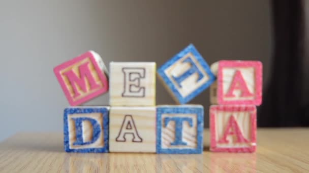 Metadaten Lernspielzeug Würfel Mit Buchstaben Die Wort Metadata Zusammengesetzt Werden — Stockvideo