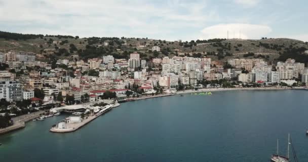 アルバニアのサランダ港湾都市サランデの空中ビュー — ストック動画