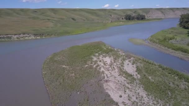 Volg Langzame Rivier Door Een Groene Vallei Prairies — Stockvideo