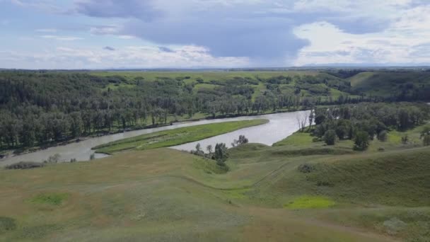 Unregelmäßige Grashänge Führen Hinunter Zum Langsam Fließenden Fluss — Stockvideo