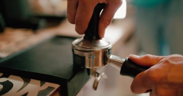 Barista Πιέζει Αλεσμένο Καφέ Χρησιμοποιώντας Tamper — Αρχείο Βίντεο