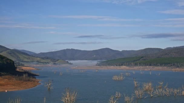 Manhã Timelapse Nevoeiro Desaparecendo Lago Eildon Perto Mansfield Victoria Austrália — Vídeo de Stock