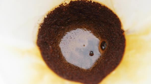 Menetes Kopi Melalui Filter Putih Bersama Dengan Meningkatnya Uap Air — Stok Video