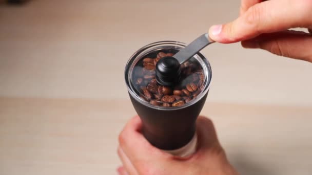 Molienda Café Una Amoladora Mano Agarrar Moler Mano Una Mesa — Vídeos de Stock