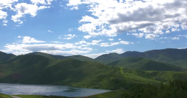 Široký Záběr Jahodové Nádrže Utahu Bohatá Modrá Obloha Nadýchané Mraky — Stock video
