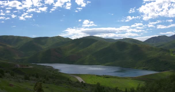 Egy Nagy Adag Epervíztározó Utah Ban Gazdag Kék Puffadt Felhők — Stock videók