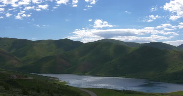 Wide Shot Strawberry Reservoir Юті Багате Блакитне Небо Пухкі Хмари — стокове відео