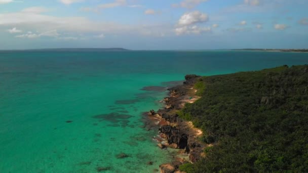 美しい海岸線に沿って熱帯水の空中ビュー 沖縄県宮古島市のパラダイスビーチへの傾斜 — ストック動画