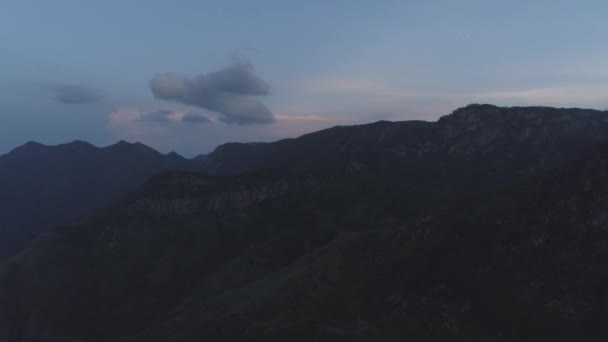 Κινηματογραφικό Drone Shot Ενός Βουνού Πριν Από Την Ανατολή Του — Αρχείο Βίντεο