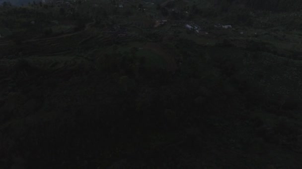 映画のドローン撮影 スリランカの崖の上にある村のショットを明らかにする — ストック動画
