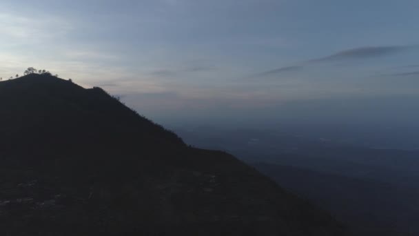 Filmisk Drönare Skott Avslöja Skyline Ovanför Ett Berg — Stockvideo