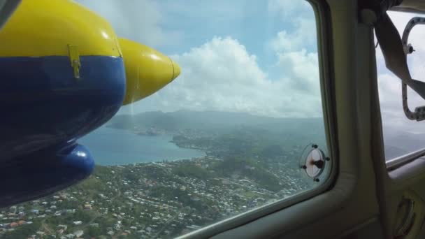 Vista Del Pasajero Una Nutria Gemela Volando Sobre Isla Caribeña — Vídeos de Stock