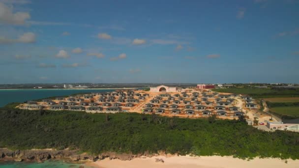 Colpo Rivelatore Una Spiaggia Tropicale Con Acqua Turchese Con Insediamento — Video Stock