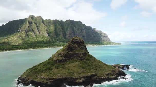 Drone Shot Approchant Chinaman Hat Mokola Avec Chaîne Montagnes Kualoa — Video