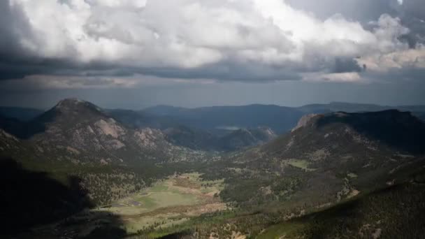 Timelapse Parque Nacional Las Montañas Rocosas Con Nubes Que Pasan — Vídeo de stock