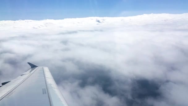 Vleugel Uitzicht Vanuit Een Vliegtuig Vliegen Dicht Bij Witte Wolken — Stockvideo