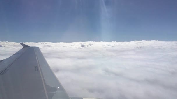 Vista Turbina Desde Avión Volando Cerca Nubes Blancas Cielo — Vídeo de stock