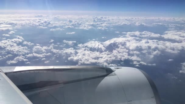 在欧洲的云彩和白雪覆盖的阿尔卑斯山上飞行的飞机上看到的涡轮机 — 图库视频影像