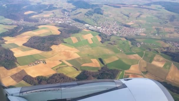 ヨーロッパの都市 フィールド上を飛行する飛行機からのタービンビュー — ストック動画