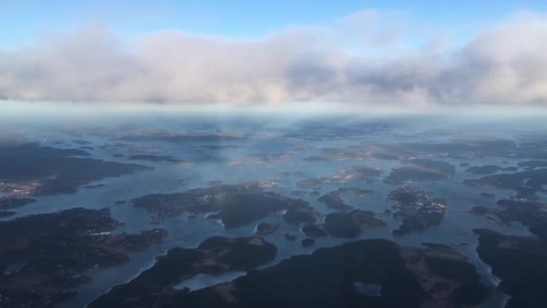 Adaların Üzerinde Kasabada Bulutlarla Aynı Yükseklikte Uçan Bir Uçağın Görüntüsü — Stok video