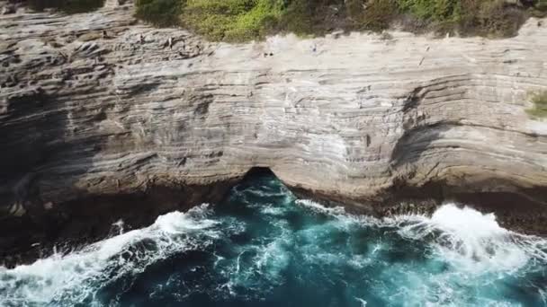 Drone Shot Hladce Odlétá Útesů Oahu Zvaných Plivající Jeskyně — Stock video