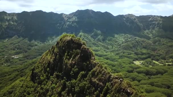 Drone Shot Che Gira Intorno Agli Escursionisti Terzo Ultimo Picco — Video Stock