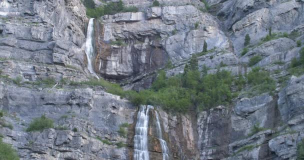 在犹他州普罗沃峡谷盐湖城附近落日落山时 拍摄了 新娘瀑布 的全景 — 图库视频影像