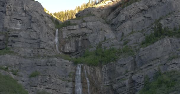 在犹他州普罗沃峡谷盐湖城附近落日落山时 拍摄了 新娘瀑布 的全景 — 图库视频影像