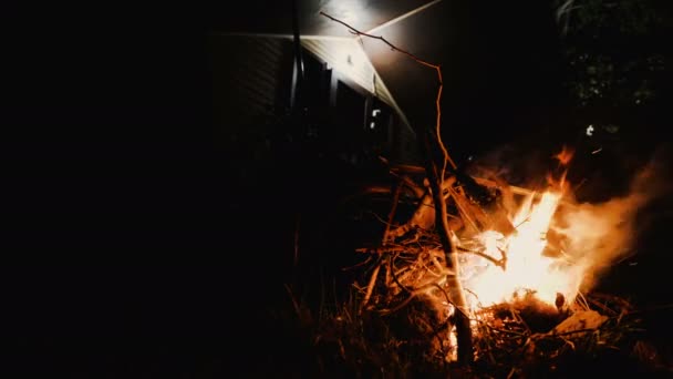 Foto Noturna Fogueira Queimando Frente Bangalô Madeira — Vídeo de Stock