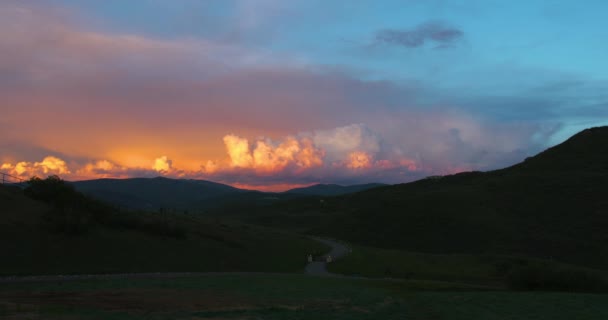 Een Breed Schot Van Een Prachtige Kleurrijke Zonsondergang Bergen Van — Stockvideo