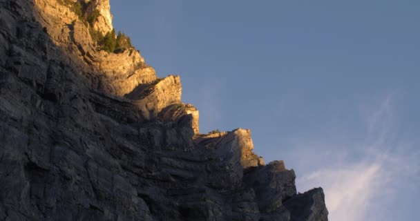 ソルトレイクシティ近くのユタ州のブライダルベール滝近くの崖やピークのローアングルビュー ピークの先端を打つ夕日の最後の光線の4K Viewを打つ — ストック動画