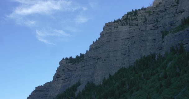 ソルトレイクシティ近くのユタ州のブライダルベール滝近くの崖やピークのローアングルビュー — ストック動画