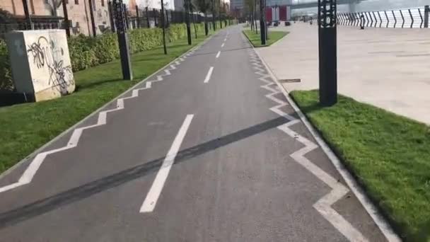 Rauwe Beelden Van Frontaal Zicht Fietspad Tijdens Fietstocht Stad — Stockvideo